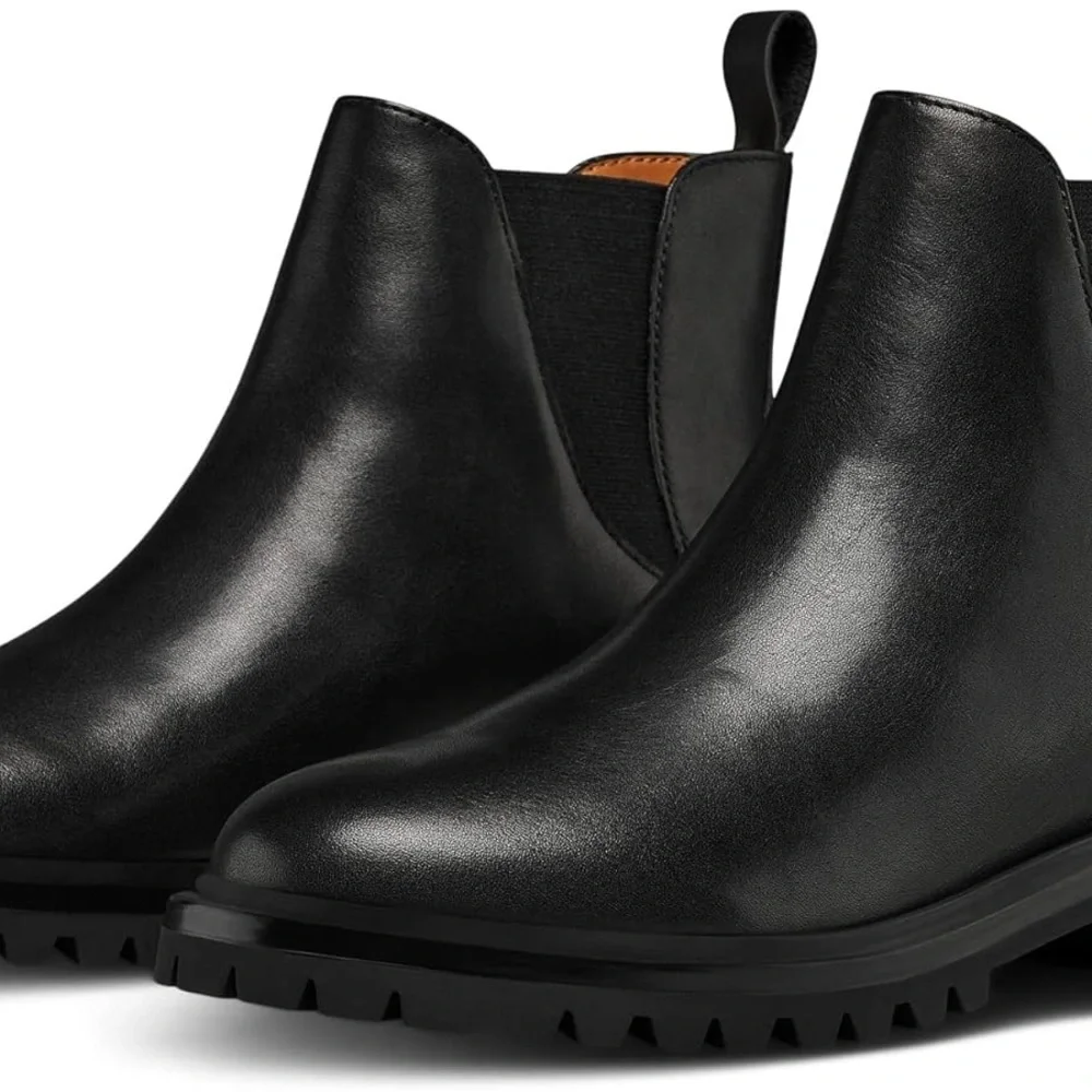 LABEL Black Chelsea Winter Boots with Rugged Sole one of the pull tags flawed